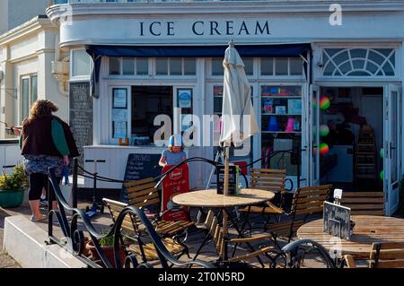 Gelateria di fronte al mare a Sidmouth Devon, Inghilterra Foto Stock