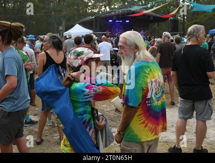 Live Oak, Stati Uniti. 7 ottobre 2023. La gente apprezza la musica al settimo festival annuale di musica Suwannee Roots Revival, presso lo Spirit of the Suwannee Music Park di Live Oak. (Foto di Paul Hennessy/SOPA Images/Sipa USA) credito: SIPA USA/Alamy Live News Foto Stock