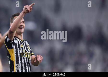 Torino, Italia. 7 ottobre 2023. Arkadiusz Milik della Juventus FC festeggia al termine della partita di serie A tra Juventus FC e Torino FC allo stadio Allianz il 7 ottobre 2023 a Torino. Crediti: Marco Canoniero/Alamy Live News Foto Stock