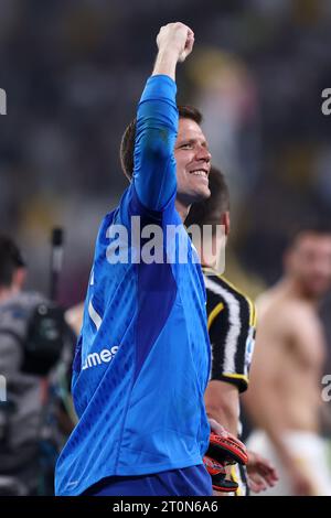 Torino, Italia. 7 ottobre 2023. Il Wojciech Szczesny della Juventus FC festeggia al termine della partita di serie A tra Juventus FC e Torino FC allo Stadio Allianz il 7 ottobre 2023 a Torino. Crediti: Marco Canoniero/Alamy Live News Foto Stock