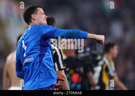 Torino, Italia. 7 ottobre 2023. Il Wojciech Szczesny della Juventus FC festeggia al termine della partita di serie A tra Juventus FC e Torino FC allo Stadio Allianz il 7 ottobre 2023 a Torino. Crediti: Marco Canoniero/Alamy Live News Foto Stock