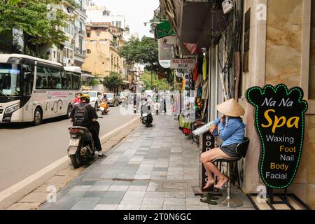 Hanoi, Vietnam. Street Scene, Hang Bong Street, Old Quarter. Foto Stock
