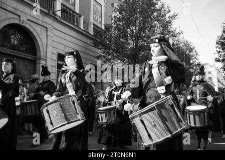 Musicisti della Real banda de Gaitas si esibiscono durante il festival HISPANIDAD 2023 alla Puerta del Sol di Madrid, 8 ottobre 2023, Spagna Foto Stock