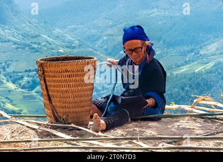 Una donna Flower Hmong e il suo cesto, Mu Cang Chai, Yen Bai, Vietnam Foto Stock