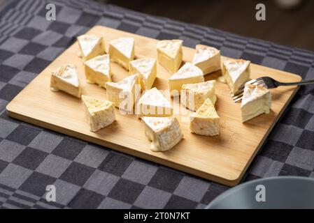 Formaggi francesi, formaggio Camembert, Brie su tagliere di legno Foto Stock