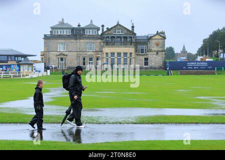 8 ottobre 2023; Old Course at St Andrews, St Andrews, Fife, Scozia; Alfred Dunhill Links Championship, terzo turno; un padre e un figlio tornano a casa attraverso un bagnato Grannie Clarks Wynd sull'Old Course, St Andrews, mentre il terzo round dell'Alfred Dunhill Links Championship viene cancellato per il secondo giorno di fila a causa della forte pioggia e dell'acqua stagnante sul campo Foto Stock