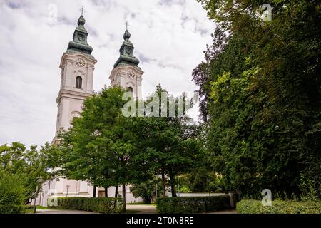 Sehenswürdigkeiten 2023-09-18, GER, Bayern, Vornbach am Inn: Außenaufnahme der Klosterkirche in Vornbach am Inn. Ehemaliges Kloster. *** Sights 2023 09 18, GER, Bavaria, Vornbach am Inn foto esterna della chiesa del monastero a Vornbach am Inn ex monastero credito: Imago/Alamy Live News Foto Stock