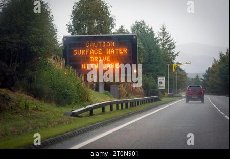 Cartello segnaletico sulla A9 vicino ad Aviemore. Coloro che vivono nel nord della Scozia sono stati avvertiti che esiste ancora un "rischio per la vita” a causa di gravi inondazioni, mentre le persone nel sud del Regno Unito avranno condizioni di clima secco e caldo. Data immagine: Domenica 8 ottobre 2023. Foto Stock