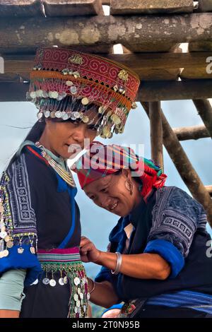 I turisti si vestono con i tradizionali abiti Flower Hmong, Mu Cang Chai, Yen Bai, Vietnam Foto Stock