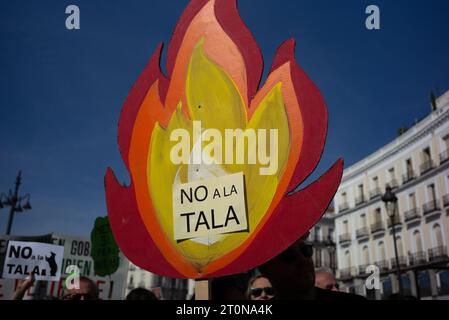 Diverse persone durante una manifestazione contro l'abbattimento degli alberi subita dai parchi di Madrid dal consiglio comunale, a Puerta del Sol, l'8 ottobre 20 Foto Stock