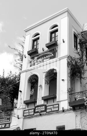 Ristorante grill la Veranda bianco e nero - taverna situato in un tradizionale edificio rodiano nella città vecchia di Rodi Foto Stock