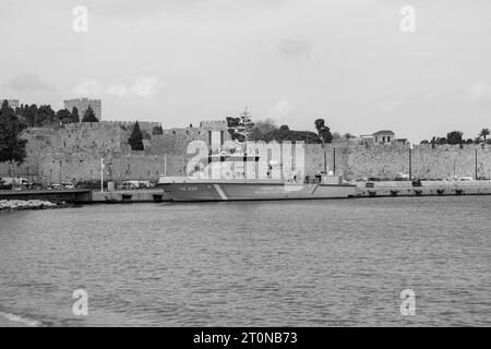 Guardia costiera ellenica, organizzazione paramilitare incaricata di guardia costiera nazionale della Grecia, nave attraccata al porto della città di Rodi Foto Stock