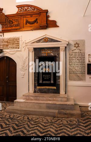 Arca della Torah che ospita i rotoli della Torah nella Sinagoga Kahal Shalom (Sinagoga della Santa Congregazione della Pace) situata a la Juderia, Rodi Foto Stock