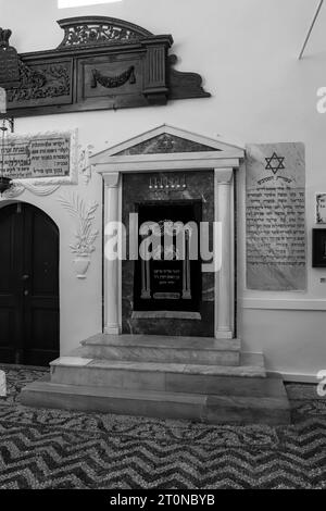 Arca della Torah che ospita i rotoli della Torah nella Sinagoga Kahal Shalom (Sinagoga della Santa Congregazione della Pace) situata a la Juderia, Rodi Foto Stock