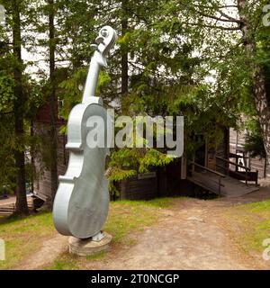 MANNAMINNE, SVEZIA IL 19 LUGLIO 2017. Vista di un'opera d'arte, Double Bass on the Ground. Edifici e alberi dietro. Uso editoriale. Foto Stock