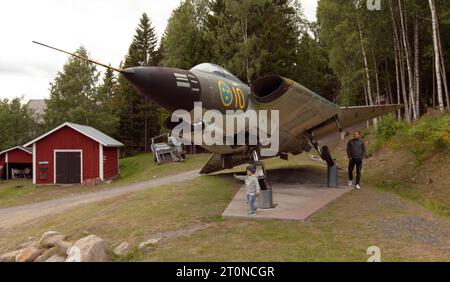 MANNAMINNE, SVEZIA IL 19 LUGLIO 2017. Vista di un SAAB J35 DRAKEN sul terreno. I visitatori non identificato. Uso editoriale. Foto Stock