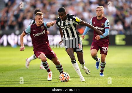 James Ward-Prowse del West Ham United (a sinistra) e Alexander Isak del Newcastle United si battono per il pallone durante la partita di Premier League al London Stadium di Londra. Data immagine: Domenica 8 ottobre 2023. Foto Stock