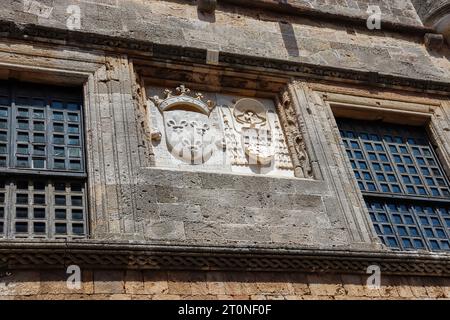 Stemma decorativo dei cavalieri fuori dalla locanda di Spagna situato in IPPOTON (via dei Cavalieri) strada in bianco e nero Foto Stock