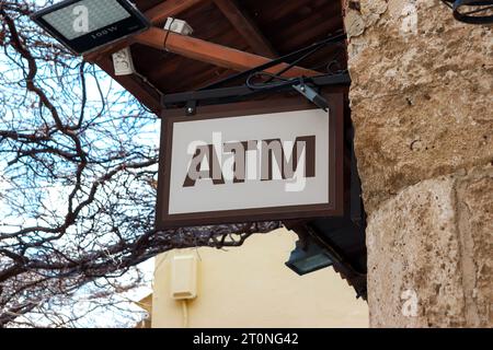 Un cartello bancomat appeso nella città vecchia di Rodi che informa di un distributore automatico nelle vicinanze Foto Stock