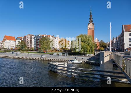 Elblag, Polonia - 10 ottobre 2022 - Vista sul fiume dello skyline della città Vecchia con la torre di St Nicholas Cathedral. Foto Stock