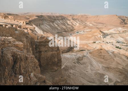 Il palazzo settentrionale di re Erode. Parco nazionale di Masada, Israele. Vista panoramica del forte di Masada sulla collina e molte persone ai piedi della collina. Turismo in Israele. La Foto Stock