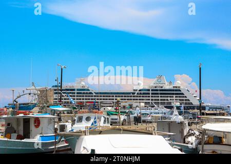 La nave Azamara Pursuit Cruise Line attraccata al porto di Rodi Foto Stock