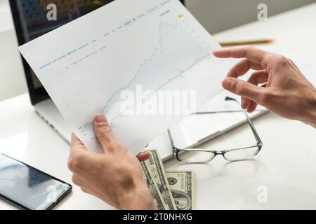 Business man trader analista di investitori che utilizza l'analisi di app per telefoni cellulari per l'analisi del mercato finanziario delle criptovalute, grafico dell'indice dei dati di trading su Foto Stock