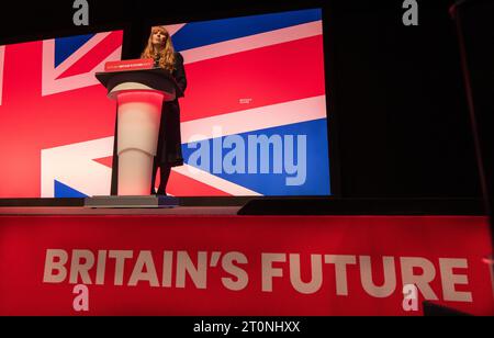 Discorso di Angela Rayner Vice leader (Vice primo Ministro ombra e Segretario di Stato ombra per il Levelling Up, Housing and Communities) alla Conferenza del lavoro del 2023. Guardato dal leader del lavoro Keir Starmer e dai membri del gabinetto ombra.Liverpool UK. Immagine: Garyroberts/worldwidefeatures.com Foto Stock
