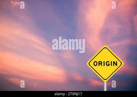 Cartello di trasporto giallo con la parola "origine" su sfondo viola del cielo Foto Stock