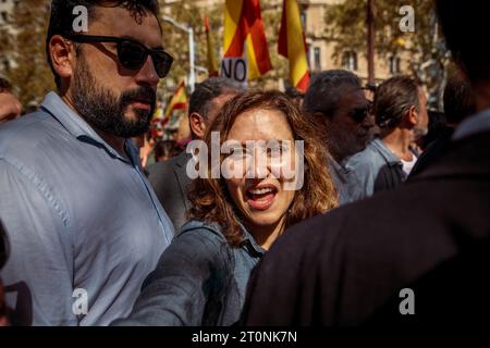 Barcellona, Spagna. 8 ottobre 2023. ISABEL DIAZ AYUSO, presidente della comunità di Madrid, partecipa a una protesta contro un'amnistia offerta ai politici che hanno partecipato a un referendum illegale sull'indipendenza catalana nell'ottobre 2017 in cambio di voti al parlamento spagnolo per rieleggere Pedro Sanchez con lo slogan "non a mio nome. Né l'amnistia né il credito dell'autogoverno: Matthias Oesterle/Alamy Live News Foto Stock