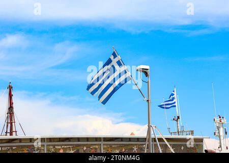 Bandiera nazionale greca in cima a una barca di vendita nautica ormeggiata a Rodi, Grecia Foto Stock