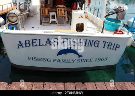 Parte posteriore dell'Abelas Fishing Trip Boat, che offre escursioni turistiche di pesca e nuoto attraccate al porto di Kolona di Rodi in bianco e nero Foto Stock