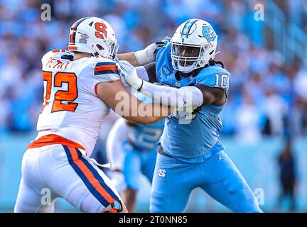 7 ottobre 2023: Il junior di Syracuse Mark Petry (72) lotta in linea con il senior della Carolina del Nord Desmond Evans (10). Partita di football NCAA tra la Syracuse University e la University of North Carolina, al Kenan Memorial Stadium, Chapel Hill, North Carolina. David Beach/CSM Foto Stock