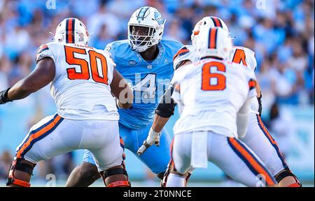 7 ottobre 2023: Il sophomore della Carolina del Nord Travis Shaw (4) cerca di combattere i blocchi del junior di Syracuse J'onre Reed (50). Partita di football NCAA tra la Syracuse University e la University of North Carolina, al Kenan Memorial Stadium, Chapel Hill, North Carolina. David Beach/CSM Foto Stock