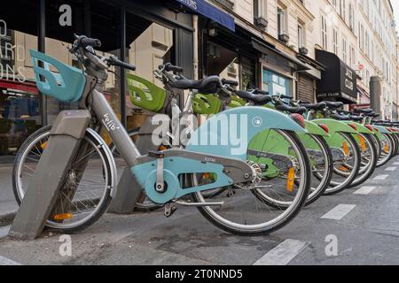 Docking station per noleggio biciclette Velib. Sistema di condivisione biciclette. Biciclette bloccate, parcheggiate di fila. Trasporto ecologico alternativo. Parigi, Francia, Europa Foto Stock