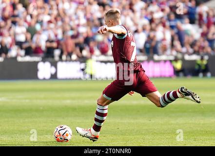 James Ward-Prowse del West Ham United prende un calcio di punizione durante la partita di Premier League al London Stadium di Londra. Data immagine: Domenica 8 ottobre 2023. Foto Stock