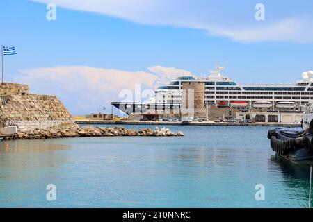 La nave Azamara Pursuit Cruise Line attraccata al porto di Rodi Foto Stock