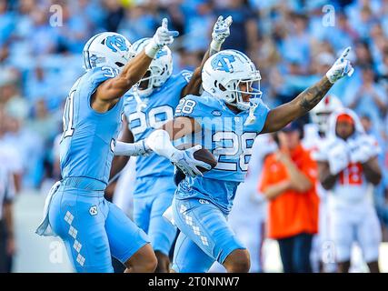 7,2023 ottobre: Il giovane della Carolina del Nord Alijah Huzzie (28) celebra l'intercettazione. Partita di football NCAA tra la Syracuse University e la University of North Carolina, al Kenan Memorial Stadium, Chapel Hill, North Carolina. David Beach/CSM Foto Stock