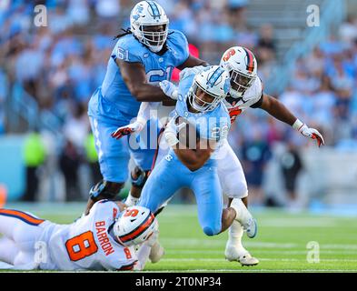 7,2023 ottobre: Il sophomore della Carolina del Nord Omarion Hampton (28) viene affrontato dal junior di Syracuse Justin Barron (8). Partita di football NCAA tra la Syracuse University e la University of North Carolina, al Kenan Memorial Stadium, Chapel Hill, North Carolina. David Beach/CSM Foto Stock