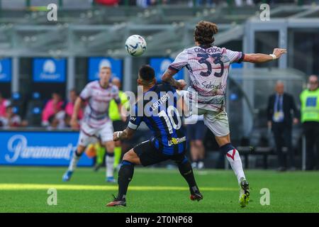 Lautaro Martinez del FC Internazionale (L) e Stefan Posch del Bologna FC (R) in azione durante la partita di serie A 2023/24 tra FC Internazionale e Bologna FC allo Stadio Giuseppe Meazza. Punteggio finale Inter 2:2 Bologna. Foto Stock