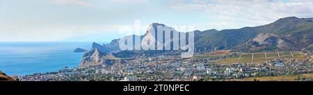 Vista panoramica verso la valle di Sudak e Novy Svet dalla montagna ai-Georg vicino a Sudak, Crimea, Russia. Foto Stock