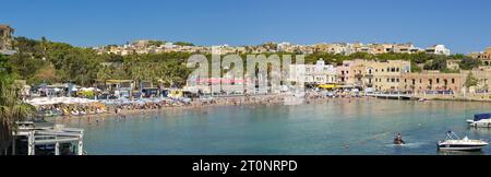 St Julians, Malta - 3 agosto 2023: Vista panoramica sul lungomare e sulla spiaggia di St George's Bay nella città di St Julians Foto Stock