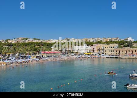 St Julians, Malta - 3 agosto 2023: Vista panoramica del lungomare e della spiaggia di St George's Bay nella città di St Julians Foto Stock