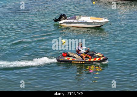 St Julians, Malta - 3 agosto 2023: Bagnino pattuglia la baia di St George su una moto d'acqua di salvataggio Foto Stock