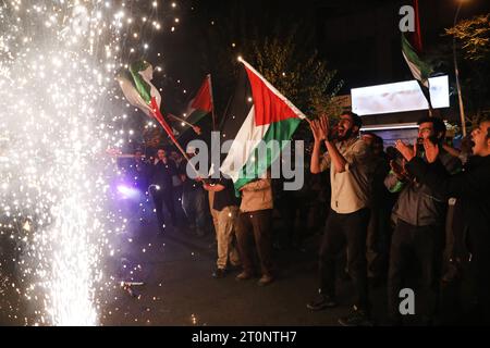 Teheran, Iran. 7 ottobre 2023. Un gruppo di iraniani sventola le bandiere palestinesi durante una celebrazione dell'Iran pro-Palestina nel centro di Teheran, in Iran. Il gruppo palestinese Hamas lanciò un attacco contro Israele il 7 ottobre 2023 con molti morti, ostaggi presi e combattimenti infuriati dopo un assalto a sorpresa che includeva uomini armati che entravano nelle città israeliane dopo una raffica di razzi sparati dalla Striscia di Gaza. (Foto di Sobhan Farajvan/Pacific Press/Sipa USA) credito: SIPA USA/Alamy Live News Foto Stock