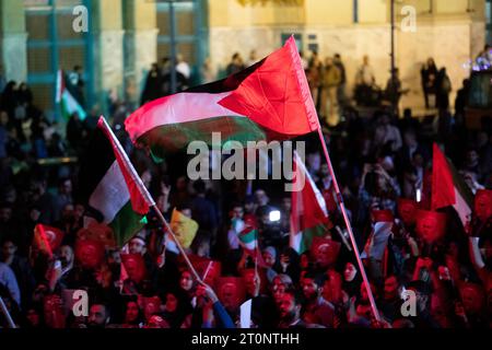 Teheran, Iran. 7 ottobre 2023. Un gruppo di iraniani sventola le bandiere palestinesi durante una celebrazione dell'Iran pro-Palestina nel centro di Teheran, in Iran. Il gruppo palestinese Hamas lanciò un attacco contro Israele il 7 ottobre 2023 con molti morti, ostaggi presi e combattimenti infuriati dopo un assalto a sorpresa che includeva uomini armati che entravano nelle città israeliane dopo una raffica di razzi sparati dalla Striscia di Gaza. (Foto di Sobhan Farajvan/Pacific Press/Sipa USA) credito: SIPA USA/Alamy Live News Foto Stock