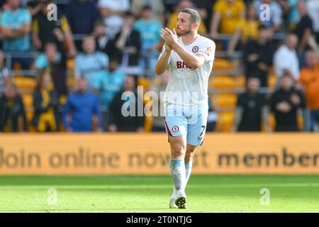 John McGinn n. 7 dell'Aston Villa applaude i tifosi in viaggio dopo la partita di Premier League Wolverhampton Wanderers vs Aston Villa a Molineux, Wolverhampton, Regno Unito, 8 ottobre 2023 (foto di Gareth Evans/News Images) Foto Stock