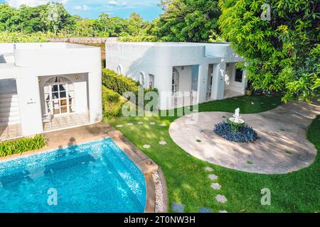 KANCHANABURI-THAILANDIA, GIUGNO 30,2023: Splendida vista esterna del moderno resort in stile loft o decorazione di un intimo Lodge in stile moderno al Villa la FL Foto Stock