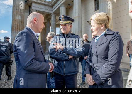 Berlino, Germania. 8 ottobre 2023. All'incontro della porta di Brandeburgo a Berlino, il sindaco Kai Wegner fu visto conversare con il suo predecessore, Franziska Giffey, prima dell'inizio dell'evento. A loro si unì il vice capo della polizia di Berlino, Marco Langner, l'8 ottobre 2023. Crediti: ZUMA Press, Inc./Alamy Live News Foto Stock