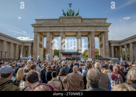 Berlino, Germania. 8 ottobre 2023. Membri di spicco della comunità israeliana a Berlino sono saliti sul podio improvvisato l'8 ottobre 2023, pronunciando discorsi appassionati che hanno raccontato gli strazianti eventi in Israele e le implicazioni più ampie per la pace globale. Le loro parole riecheggiavano di dolore per le vite perdute e di sincera speranza per un futuro in cui tale violenza è una reliquia del passato. Crediti: ZUMA Press, Inc./Alamy Live News Foto Stock